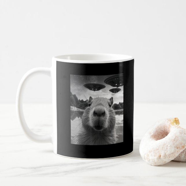 Rolig grafisk capybara-selfie med UFO:er konstig Kaffemugg (Med munk)