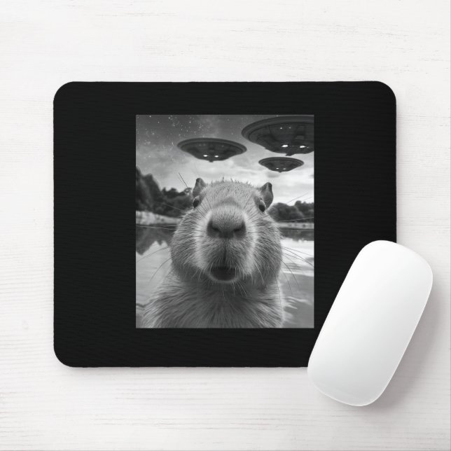 Rolig grafisk capybara-selfie med UFO:er konstig Musmatta (Med mus)