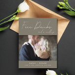 Rolig Gratis Dryck Foto Bröllop Spara Datum Meddelande Vykort<br><div class="desc">Dessa "save the date"- vykort är för det roliga paret som inte kan vänta med att dela med sig av sitt bröllopsdatum till familj och vänner. Med en touch av humor och en nypa modern stil är dessa kort perfekta för par som älskar att lägga till lite kul på sin...</div>