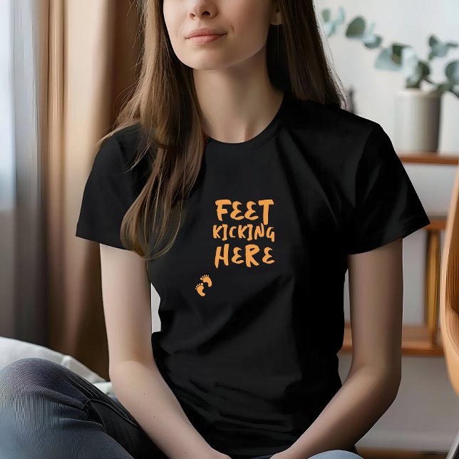 Rolig gravid fingeravtryck orange T-shirt (Celebrate your pregnancy with this adorable T-shirt with phrase "feet kicking here".)