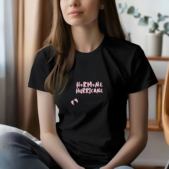Rolig graviditet baby fingeravtryck rosa t shirt (Accompanying the fingerprint design is the playful phrase "Hormone Hurricane")