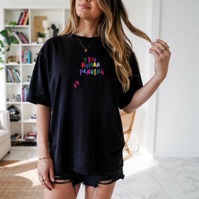 Rolig graviditet fingeravtryck färgrik t shirt (Humorous pregnancy fingerprint T-Shirt. The little fingerprint design and says "Tiny human pending".)