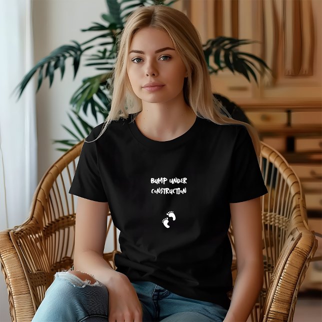 Rolig graviditet fingeravtryck svart vitt t shirt (Humorous fingerprint T-Shirt. Stylish pregnancy T-shirt  with phrase "Bump Under Construction.")