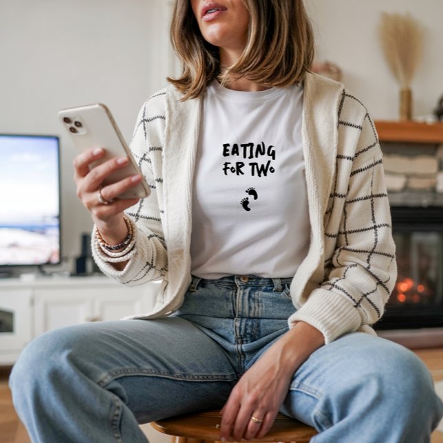 Rolig graviditetsfingerprint svart t shirt (Cute saying "Eating for two" adds a touch of humor that every expectant mother can appreciate. )