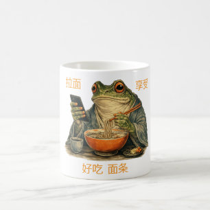 Rolig Grinig Grodan Äter Ramen och Bläddrar i Tele Kaffemugg