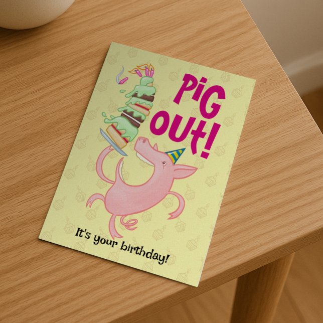 Rolig gris som äter födelsedagstårta Gris ut! Teck Vykort (Skapare uppladdad)