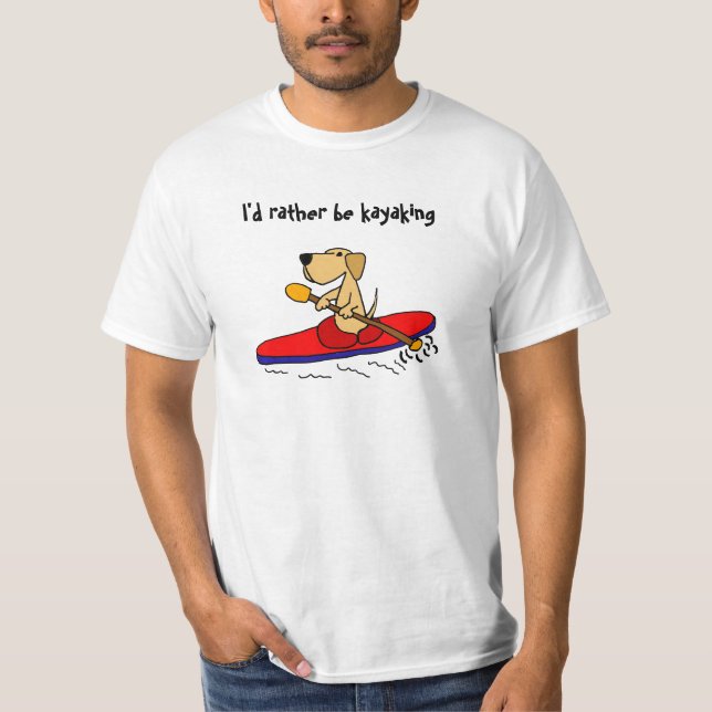 Rolig gul Labrador Retriever som Kayaking T-shirt (Framsida)