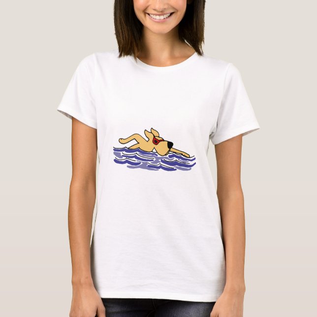 Rolig gul Labrador simning Tee Shirt (Framsida)