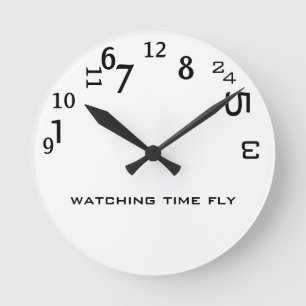 Rolig gullig hållande ögonen på Time fluga Rund Klocka