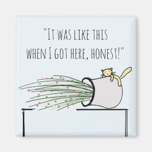 Rolig gullig katt som knackar saker över magnet