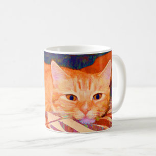 Rolig gullig ljus orange tabby katt kaffemugg