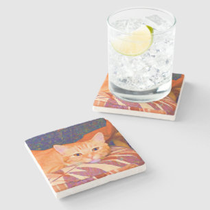 Rolig gullig ljus orange tabby katt underlägg sten