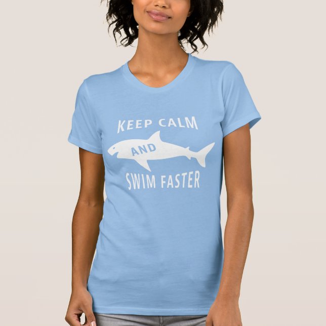 Rolig Haj Håll Lugnet och Simma Snabbare  T Shirt (Framsida)