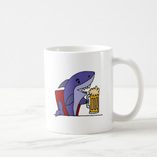 Rolig haj som dricker öl kaffemugg