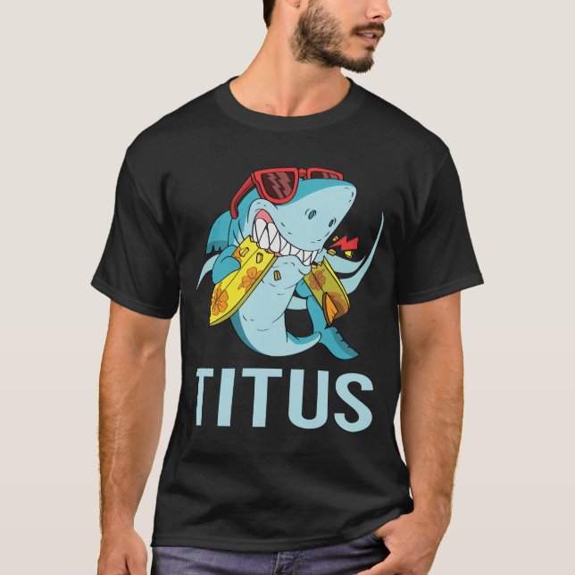 Rolig haj - Titus Namn T Shirt (Framsida)