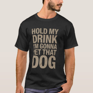 Rolig Håll Min Dryck Jag Ska Gå Och Kela Med Den H T Shirt