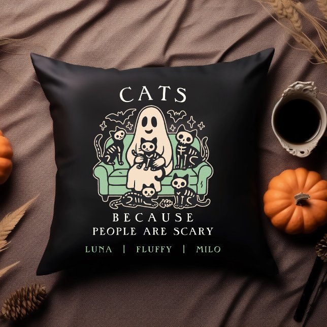 Rolig Halloween Katt och Spöke Kastkudde Kudde (Cats Because People Are Scary Funny Throw Pillow with Cats and Ghost with custom names)