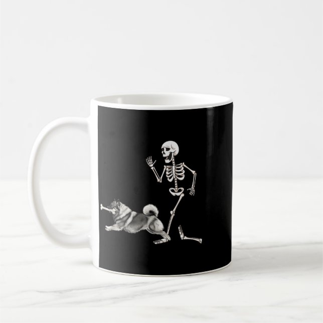 Rolig Halloween Keeshond och skelett Kaffemugg (Vänster)