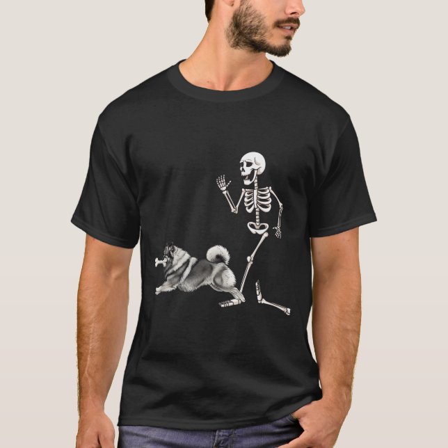 Rolig Halloween Keeshond och skelett T Shirt (Framsida)