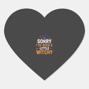Rolig Halloween-liten häxig citatdesign Hjärtformat Klistermärke