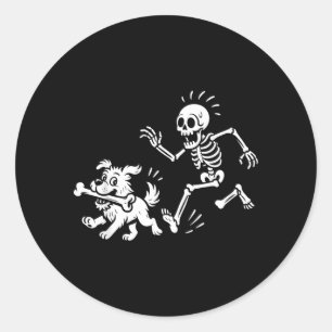 Rolig Halloween-skelett jagar hund spöklik säsong Runt Klistermärke