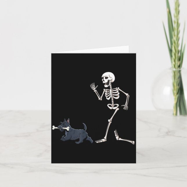 Rolig Halloween Skotsk Terrier Och Skelett Kort (Framsida)