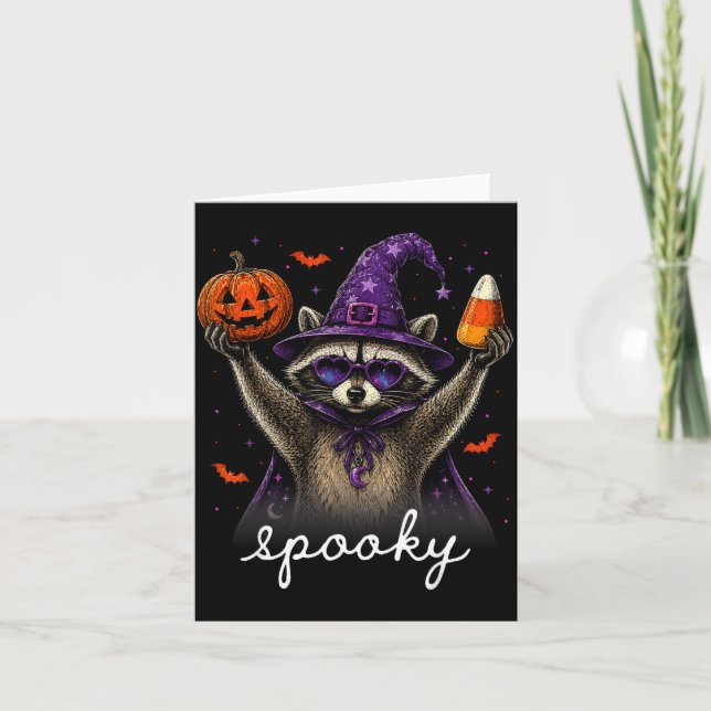 Rolig halloween tvättbjörn häxhatt höst pumpa kort (Framsida)