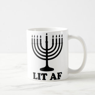 Rolig hanukkah chanukah menora tänd af kaffemugg