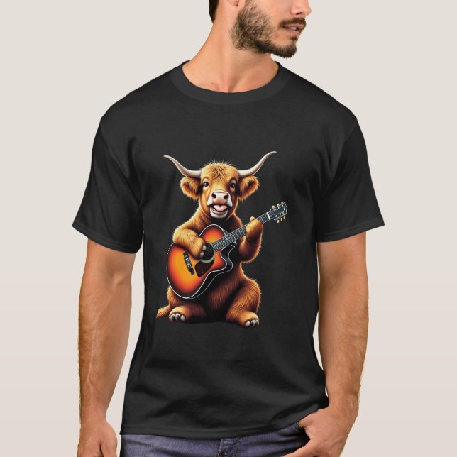 Rolig Highland Ko som Spelar Gitarr Design för Mus T Shirt (Framsida)