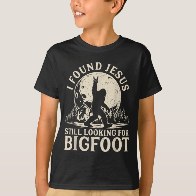 Rolig Hittade Jesus Letar Efter Bigfoot Kristna T Shirt (Framsida)