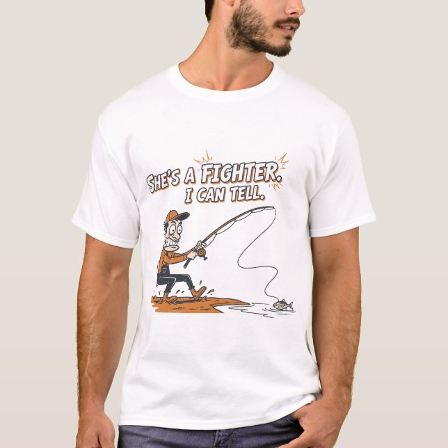 Rolig Hon Är En Kämpe Liten Fisk Fiske  T Shirt (Framsida)