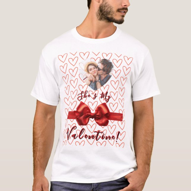 Rolig ”Hon är min Alla Hjärtans Dag-present” herr  T Shirt (Framsida)