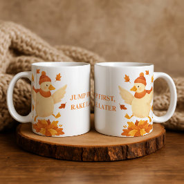 Rolig höstmugg med texten Gås hoppar först, kratta Kaffemugg