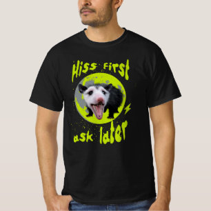 Rolig Humor Om Pungdjurs Hiss Först Fråga Senare T Shirt