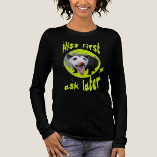 Rolig Humor Om Pungråtta - Väsnas Först, Frågar Se T Shirt