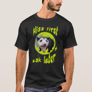 Rolig Humor Om Pungråtta - Väsnas Först, Frågar Se T Shirt