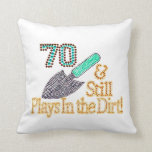 Rolig humor som arbeta i trädgården den 70th kudde<br><div class="desc">" 70 & stilla lekar för födelsedaggåva i för smutsen "idéer för det SAGOLIKT HENNE eller HONOM WHO-STILLBILDLEKAR I SMUTSEN!</div>