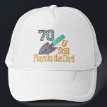 Rolig humor som arbeta i trädgården den 70th truckerkeps<br><div class="desc">" 70 & stilla lekar för födelsedaggåva i för smutsen "idéer för det SAGOLIKT HENNE eller HONOM WHO-STILLBILDLEKAR I SMUTSEN! Stilar och färger på ditt primat!</div>