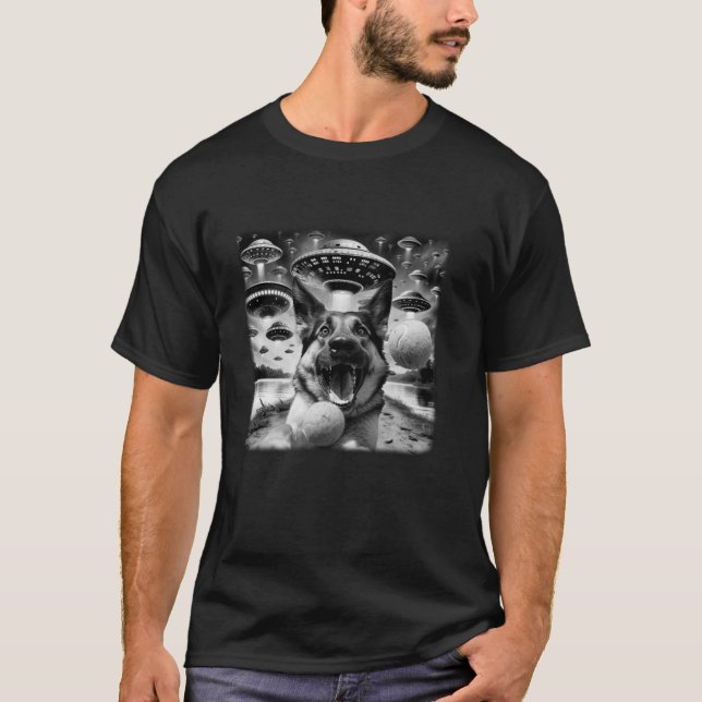 Rolig hund German Shepherd Selfie with UFO s Alien T Shirt (Framsida)