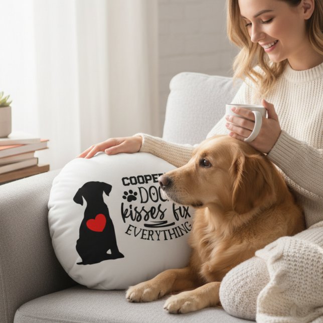 Rolig Hund Kiss Fixar Allt Husdjur älskare Rund Kudde (Dog Kisses Fix Everything round pillow for pet parents — perfect holiday gift idea for her.)