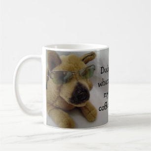 Rolig hund med kaffe som säger kaffemugg