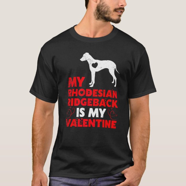 Rolig hund min Rhodesian Ridgeback är min Valentin T Shirt (Framsida)