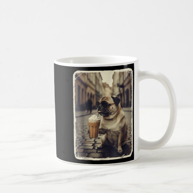 Rolig hund mops som dricker iskaffe djur meme män kaffemugg (Höger)