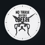 Rolig hund nummer Talkie före kaffe Rund Klocka<br><div class="desc">En fuktig väggklocka för köket eller kontoret. "Inget talkie före kaffe" med rolig hund. Gör en ursprunglig gåva. Kolla in Jenns Doodle World för ännu fler noveltyer och djurmatade hemdekanter.</div>