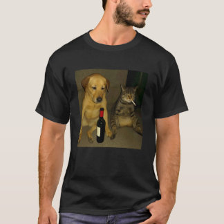Rolig hund och katt som röker cigarett och dricker t shirt