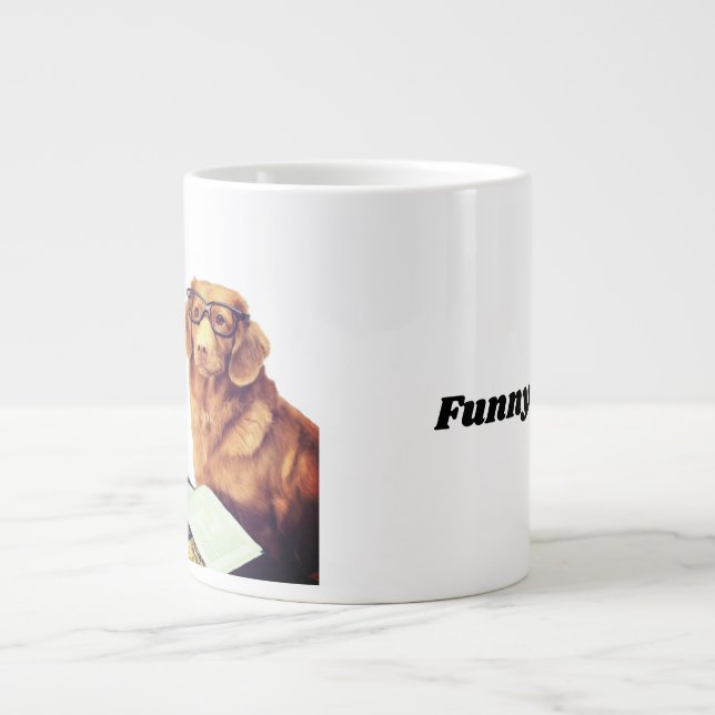 Rolig hund sitta framför tidskriften jumbo mugg (Framsidan)