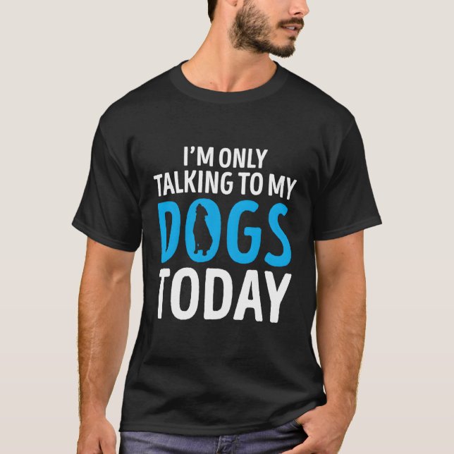 Rolig hund som säger att jag bara pratar med mitt  t shirt (Framsida)