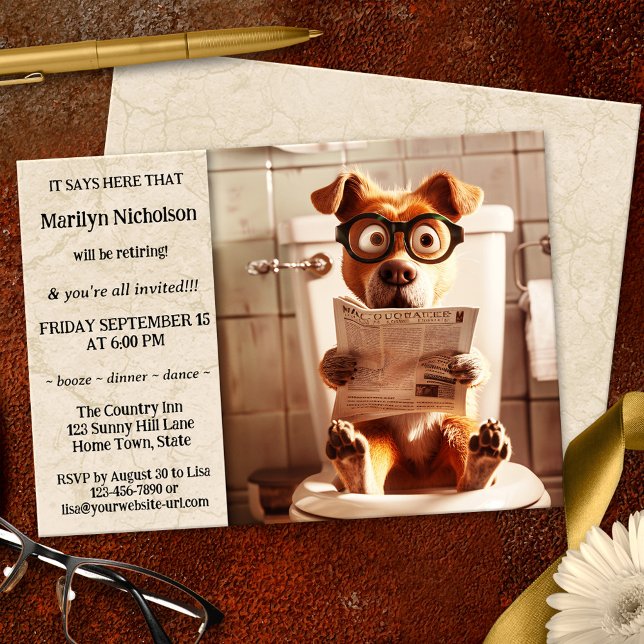 Rolig hund Whimsique Pension Party Inbjudningar (Whimsical retirement party invitation featuring a funny dog on a toilet seat reading the newspaper)
