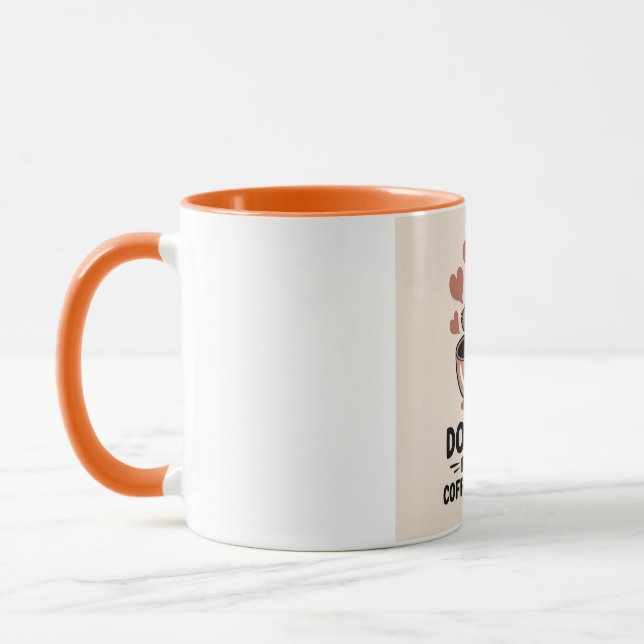 Rolig hundmamma kaffemugg — "Drivs av kaffe & kaos (Vänster)