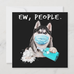 Rolig husky ägande hund som bär på en ansiktsmask inbjudningar